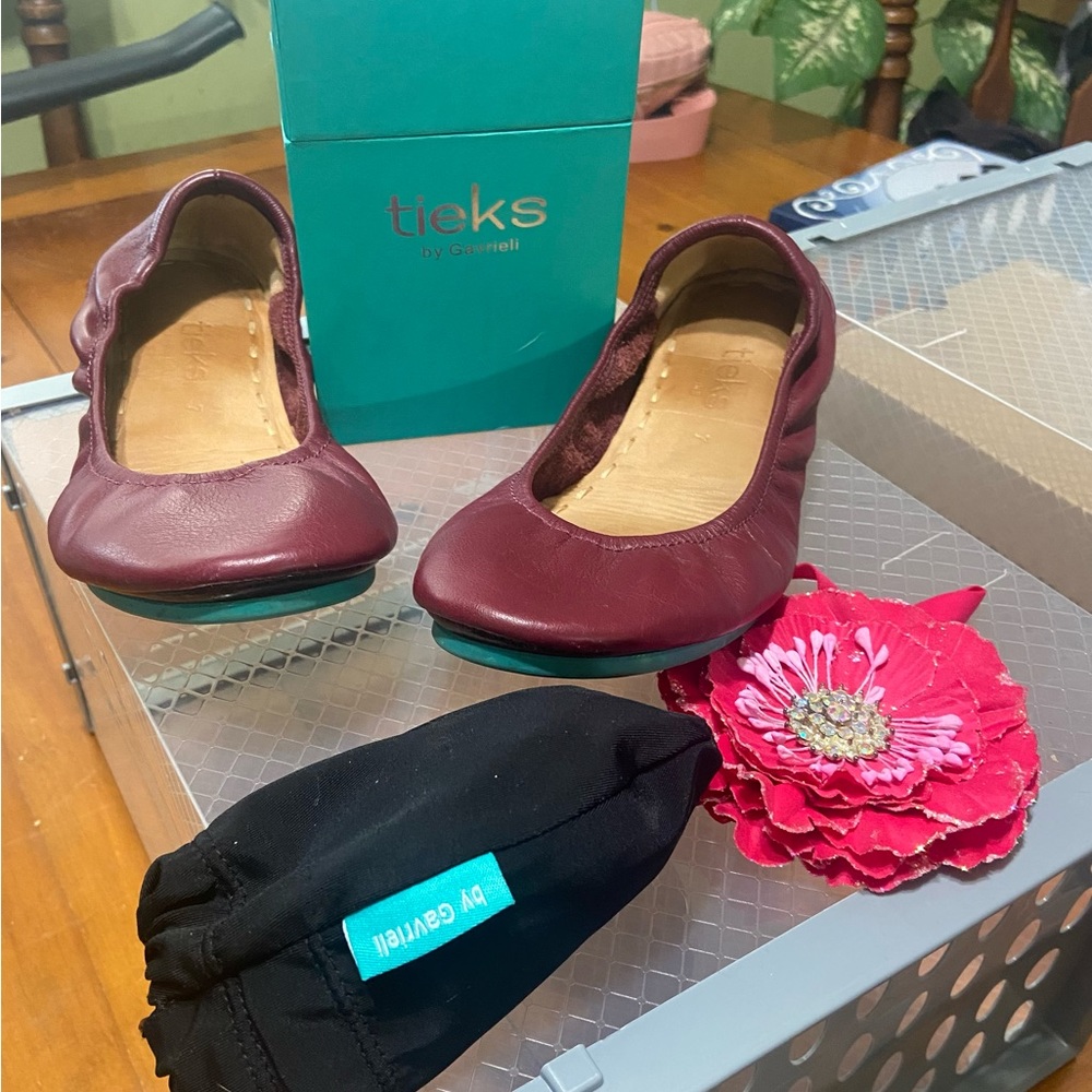 Tieks by Cavrieli size 7 Burgundy.
